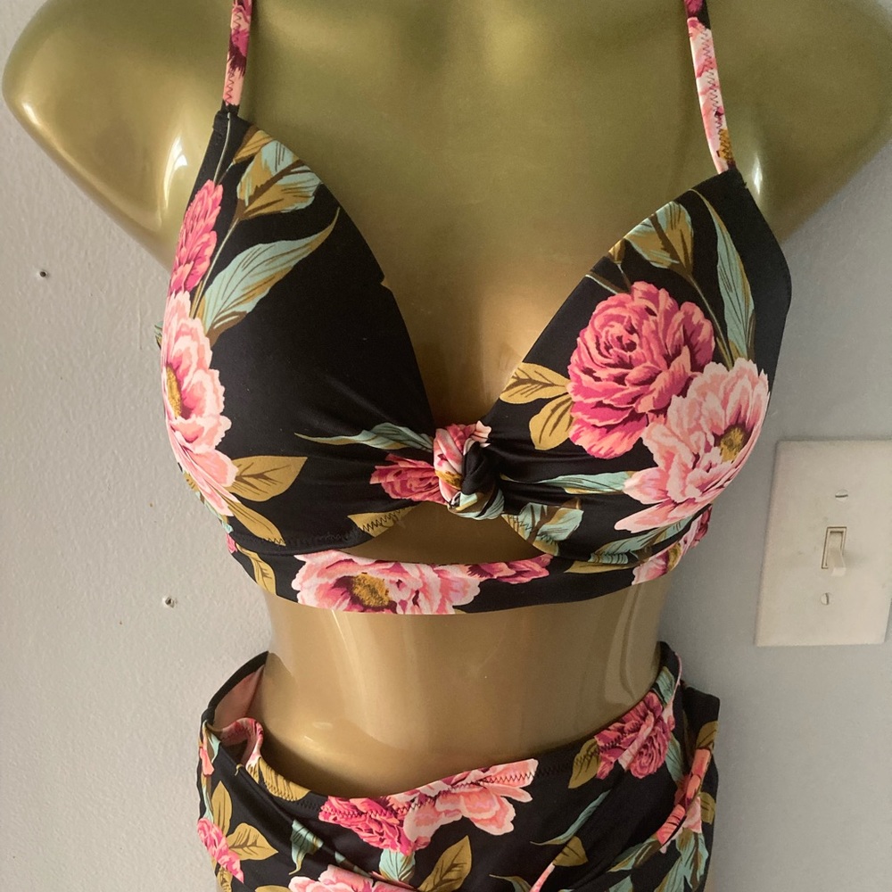 Ladies 2 pc Swim suit Floral 34C large bottom